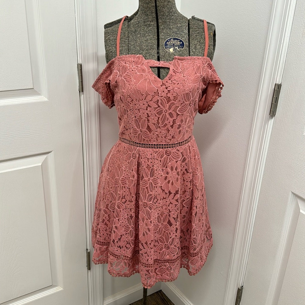 REDUCED 🤍 NWT Francesca’s Lace and Flower Dress size Medium